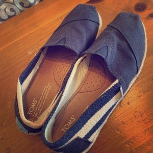 Tom’s navy & white canvas slip on shoes